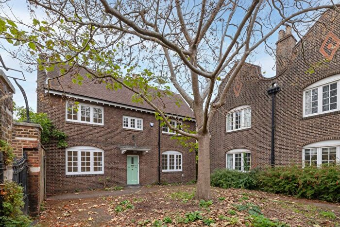 Detached House To Rent In Kew Green, Richmond, TW9
