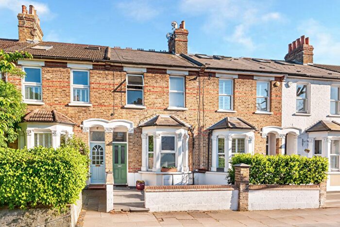 2 Bedroom Flat For Sale In Darwin Road, London, W5