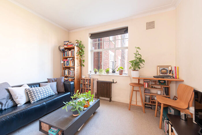 Apartment To Rent In Belsize Grove, London, NW3
