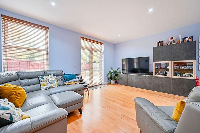2 Bedroom Flat To Rent In Grange Park, Ealing, London, W5