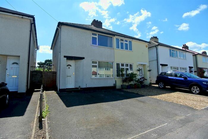 2 Bedroom Property To Rent In Weston Avenue, Addlestone, KT15