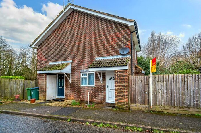 1 Bedroom Semi-Detached House To Rent In Akister Close, Buckingham, MK18