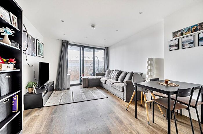 1 Bedroom Flat For Sale In Ascot House, Mill Mead, Staines, TW18