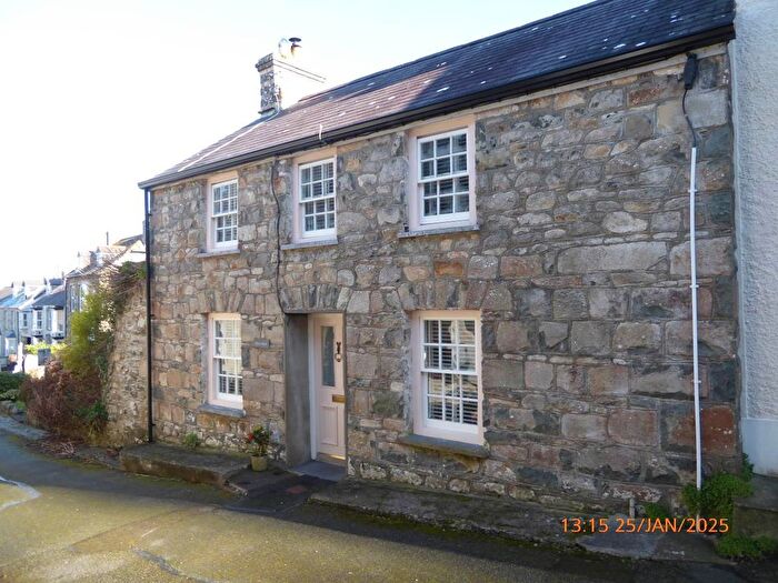 2 Bedroom Cottage To Rent In Castle Street, Newport, SA42