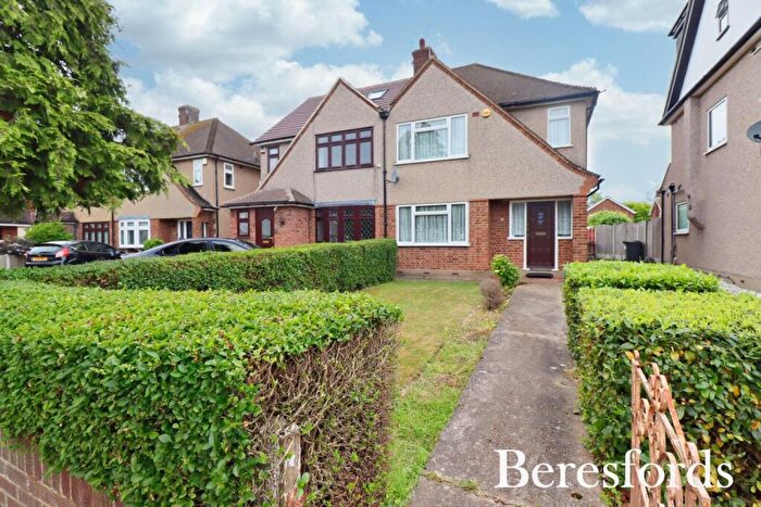 3 Bedroom Semi-Detached House For Sale In Chelmer Road, Upminster, RM14