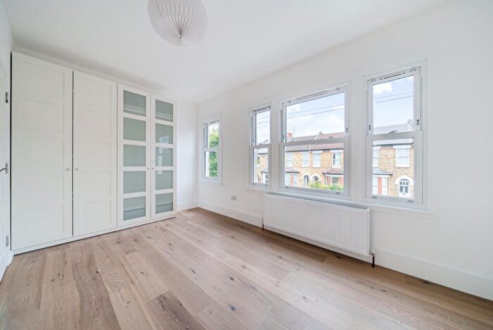 3 Bedroom House To Rent In Highworth Road, Bounds Green, London, N11