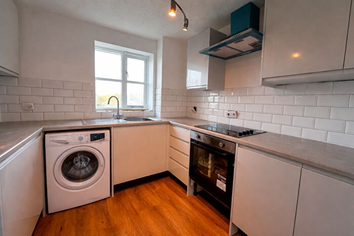 2 Bedroom Flat To Rent In Fisher Close, Enfield, EN3