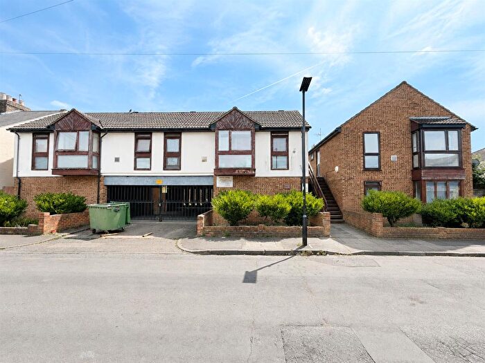 1 Bedroom Flat For Sale In Hyde Court, Orchard Road, Hounslow, TW4