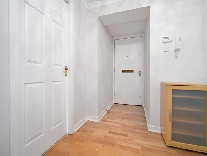 2 Bedroom Flat To Rent In Crow Road, Glasgow -, G11