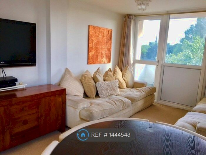 2 Bedroom Flat To Rent In White Friar Court, Salford, M3