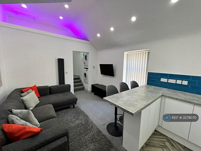 3 Bedroom Flat To Rent In Cathay's, Cardiff, CF24