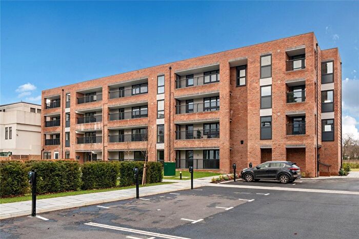 3 Bedroom Flat For Sale In Heathside House, Esher, Surrey, KT10