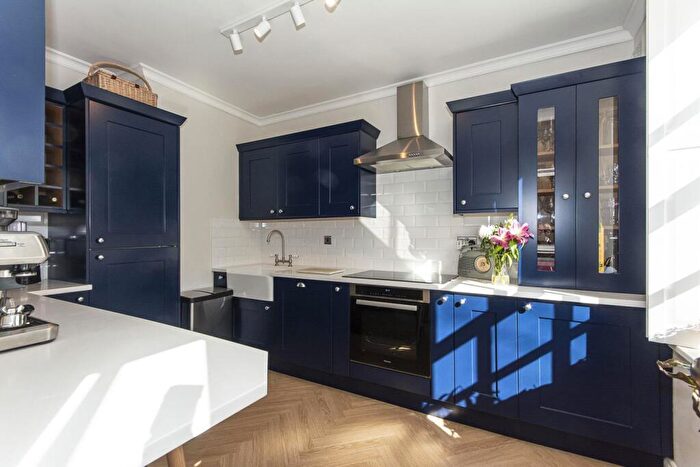 3 Bedroom Flat To Rent In Vicarage Crescent, London, SW11