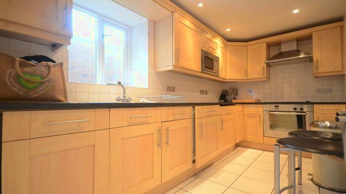 1 Bedroom Apartment To Rent In Franklyn House, Cross Street, RG1