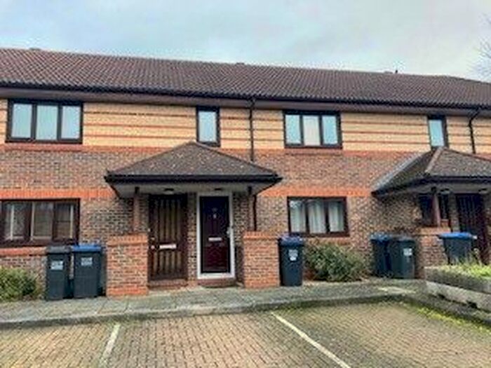 1 Bedroom Flat To Rent In Woodpecker Close, Hatfield AL10