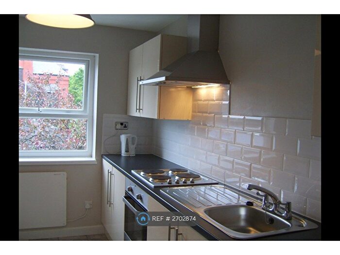 2 Bedroom Flat To Rent In Silver Court, Whitefield, Manchester, M45