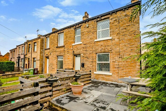 3 Bedroom Semi-Detached House To Rent In Stile Common Road, Huddersfield, West Yorkshire, HD4