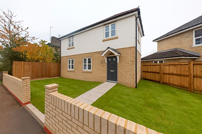 2 Bedroom Detached House For Sale In Darwin Drive, Cambridge, CB4