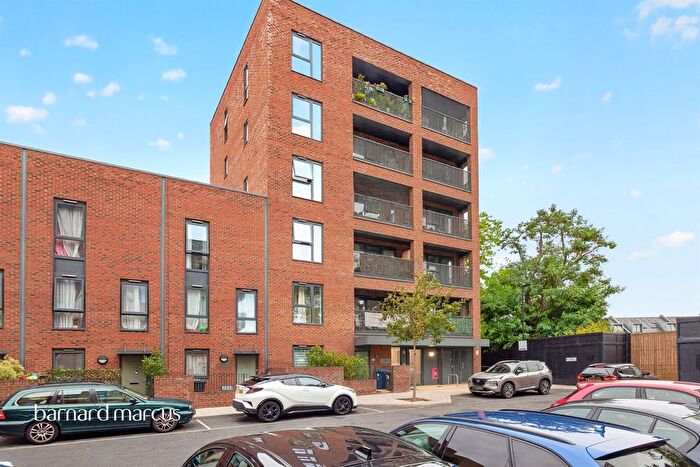 2 Bedroom Flat For Sale In Tewkesbury Road, London, W13