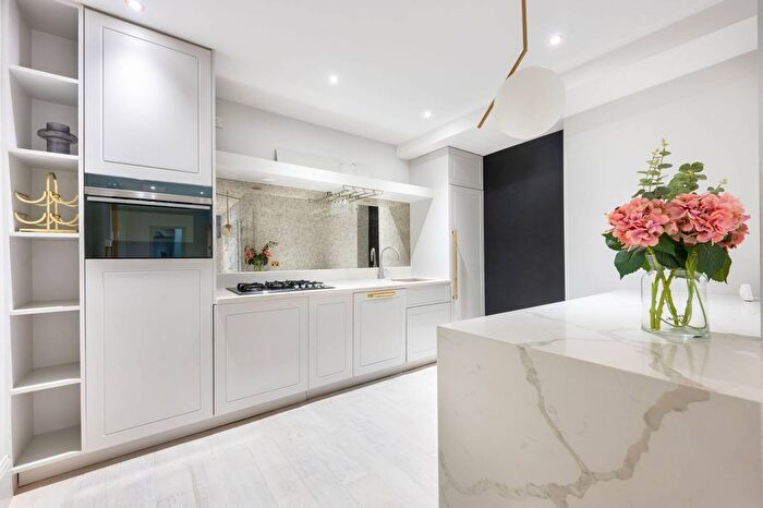 3 Bedroom Flat To Rent In Strathmore Gardens, Kensington, London, W8