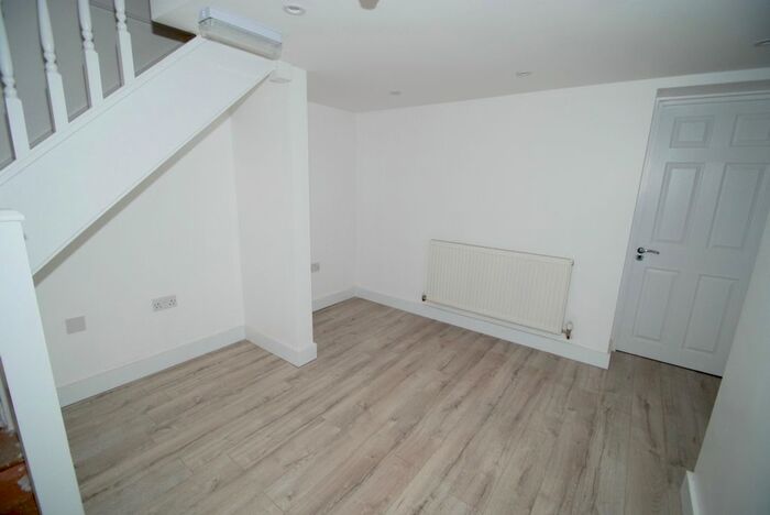 2 Bedroom Flat To Rent In Basement Flat, Boston Road, Hanwell, W7