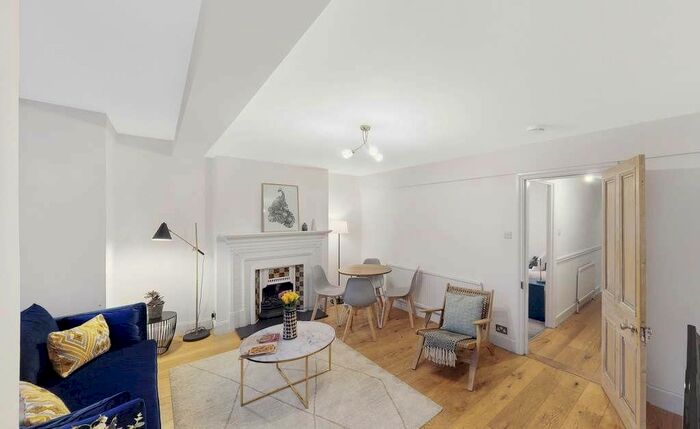3 Bedroom Flat To Rent In Honeybrook Road, Clapham, London, SW12
