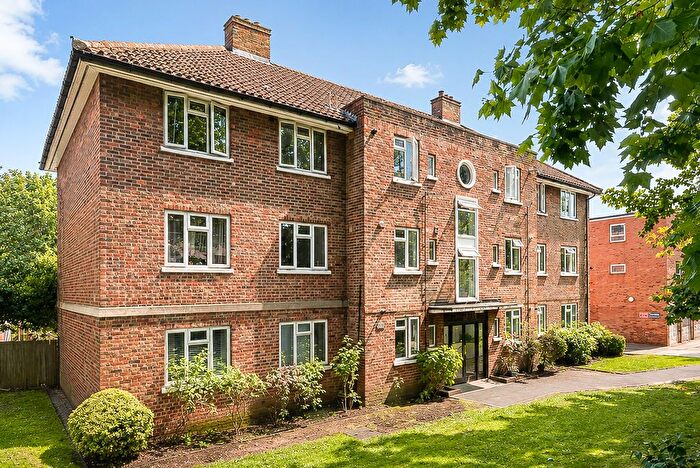 3 Bedroom Flat For Sale In Lake Road, London, SW19