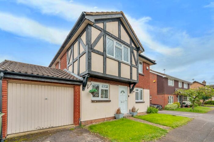 4 Bedroom House To Rent In Loosen Drive, Maidenhead, Berkshire, SL6