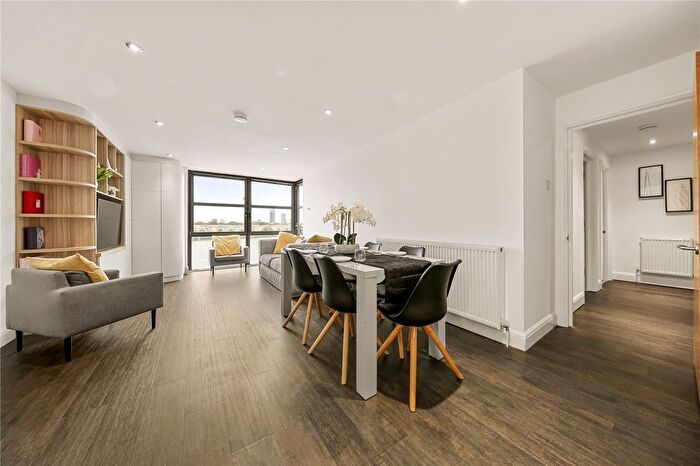 2 Bedroom Flat For Sale In Chinnocks Wharf, Narrow Street, E14