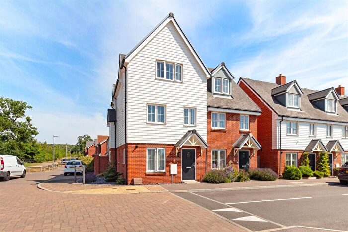 4 Bedroom Semi Detached House For Sale In Water Lily Way, Worthing, BN13