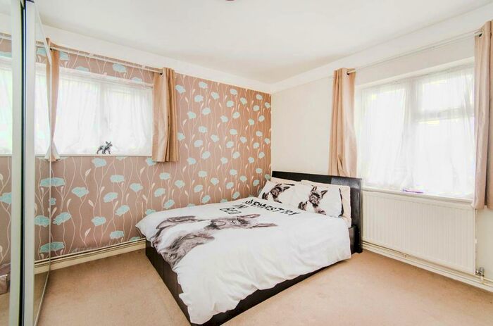 2 Bedroom Flat To Rent In Pinner Grove, Pinner, HA5