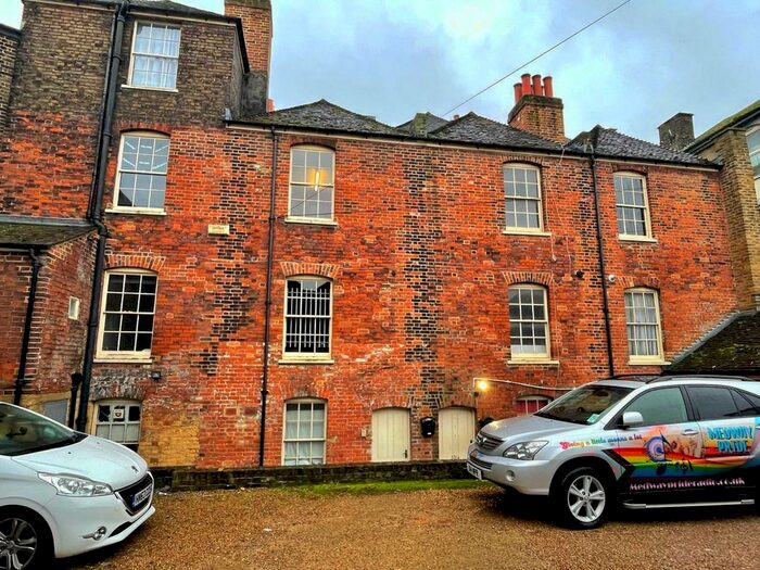 2 Bedroom Flat To Rent In High Street, Rochester, Kent, ME1