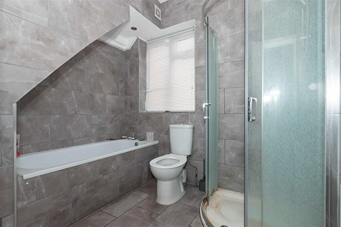 6 Bedroom Property For Sale In West End Way, Lancing, BN15