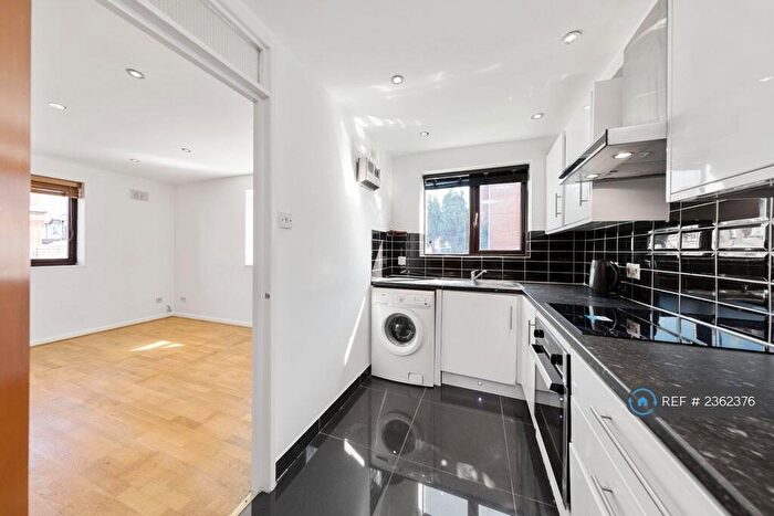2 Bedroom Flat To Rent In Bond Road, Surbiton, KT6