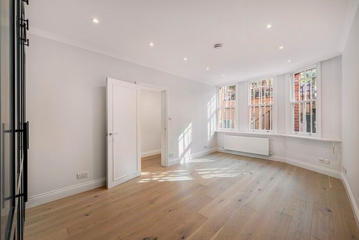 1 Bedroom Terraced House To Rent In Cadogan Square, Knightsbridge, SW1X