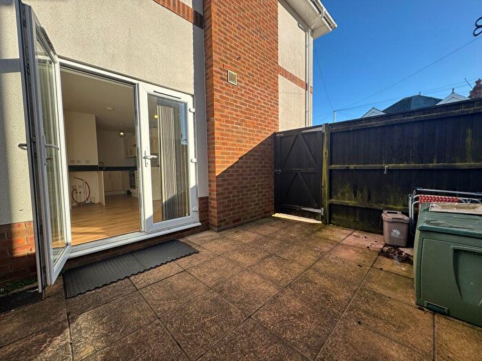 2 Bedroom Flat To Rent In Grove Road East, Christchurch, BH23
