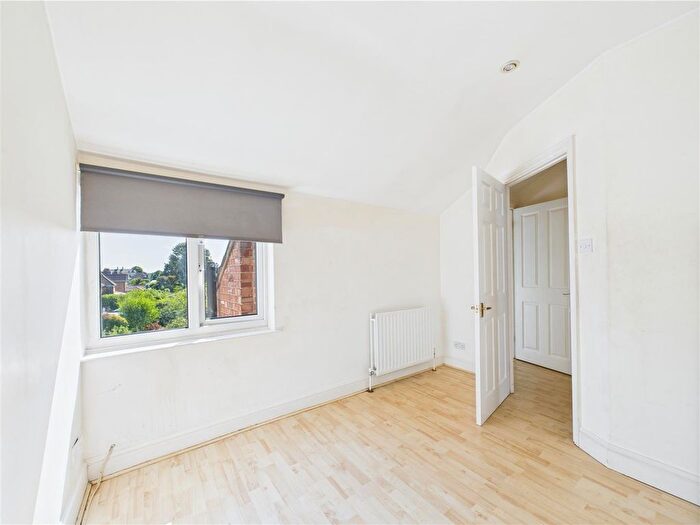 1 Bedroom Flat To Rent In Walton Road, West Molesey, KT8