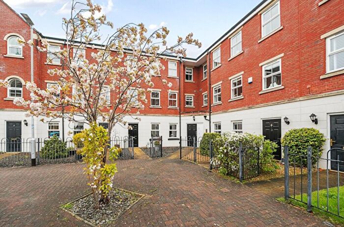 2 Bedroom Flat To Rent In Mansion Gate Square, Leeds, West Yorkshire, LS7