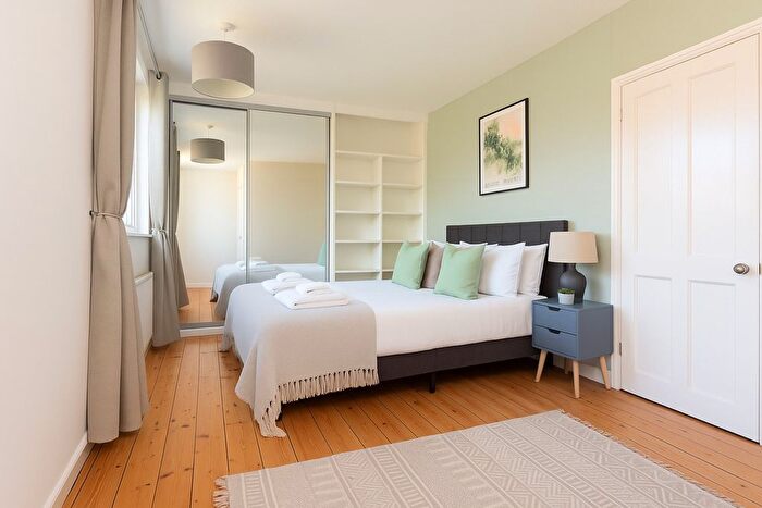 3 Bedroom Flat To Rent In Central Road, Morden, SM4