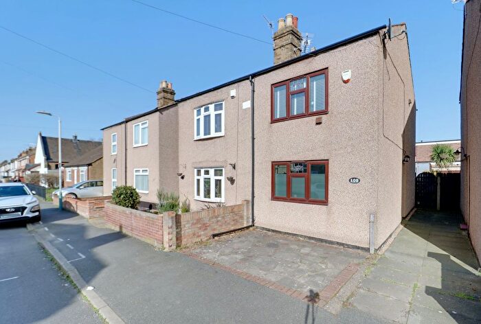 3 Bedroom Semi Detached House For Sale In Cowper Road, Rainham, RM13