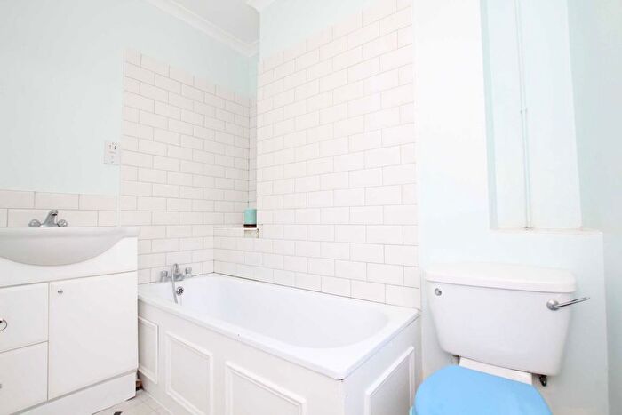 1 Bedroom Flat To Rent In Askew Road, London, W12