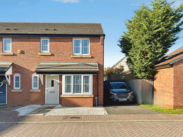 3 Bedroom End Terrace House For Sale In Wye Close, Holmes Chapel, Crewe, CW4