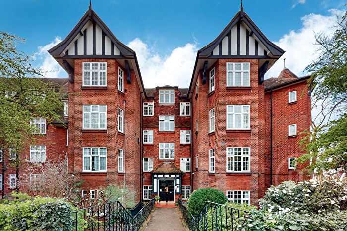 3 Bedroom Flat To Rent In Moreland Court, Finchley Road, London, NW2