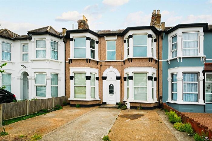 3 Bedroom Flat To Rent In Elgin Road, Seven Kings, London, IG3