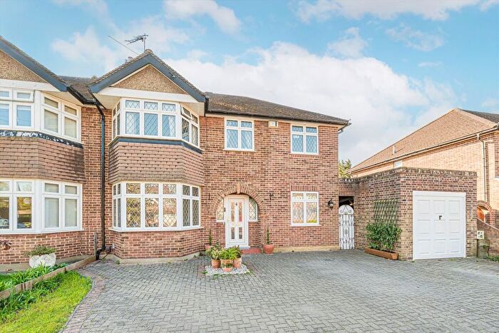 4 Bedroom Property For Sale In Queens Way, Hanworth, TW13