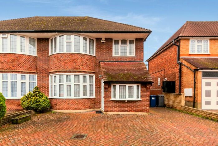 4 Bedroom Semi-Detached House To Rent In Southover, London, N12
