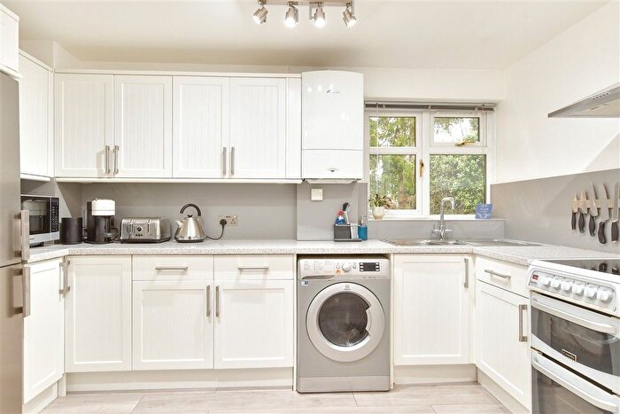 2 Bedroom Flat For Sale In Old Mill Close, Eynsford, Dartford, Kent, DA4