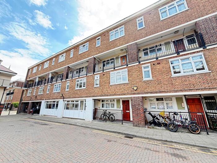 3 Bedroom Flat To Rent In Chamberlain House, Whitechapel, E1