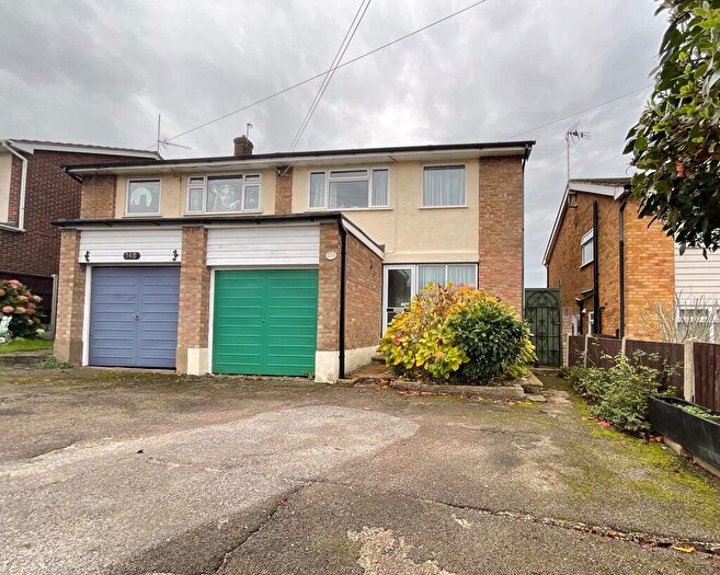3 Bedroom Semi-Detached House For Sale In Chesterfield Avenue, Benfleet, SS7