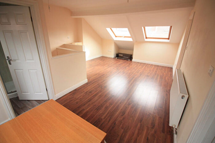 2 Bedroom Flat To Rent In Elford Grove, Leeds, LS8